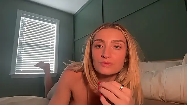 Meggsworld - LT gets snap & naughty pic bundle;)