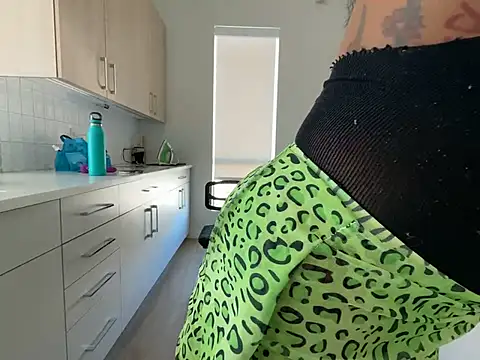 ReeseZen - Boobies out 10m +keep sweater off