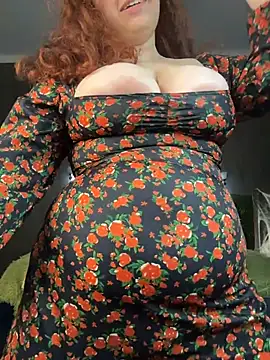 Ellie_coy_ - Splash water on tits and squeeze them