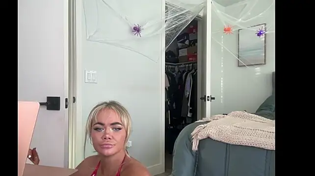 ElenaErickson - buzzzzzzz me