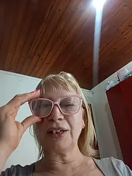 SexyMilf1211 - Masturbar el didlo con mis tetas