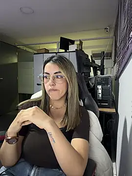Regina - SHOW BOOBS IN THE OFFICE