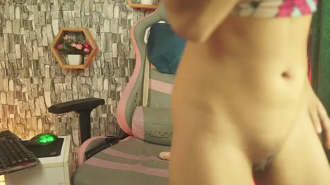 Bonniie_98_ - remove shirt - show tits