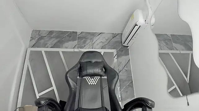 Mia_Petiteht - finger in ass