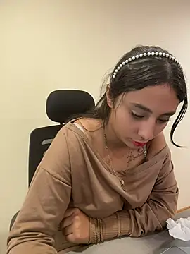 Caroline_bennett - I take off my bra