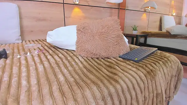 Payton_oliver - One finger in my cute ass 🍑