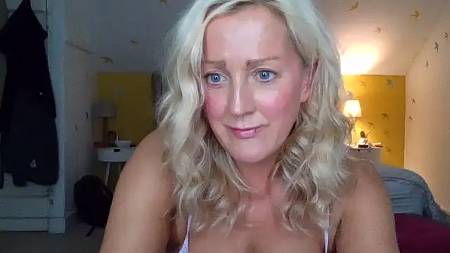 Naughtyhousewifexxx - Pussy Play 5 Mins
