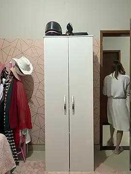 Irresistible37 - Siririca rua/play clit bathroom