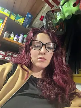 Arlette7 - Show boobs a custom in store
