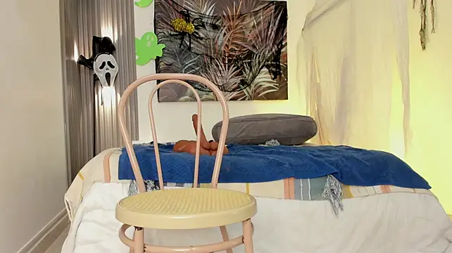 Daviana_hills - show pussy very close