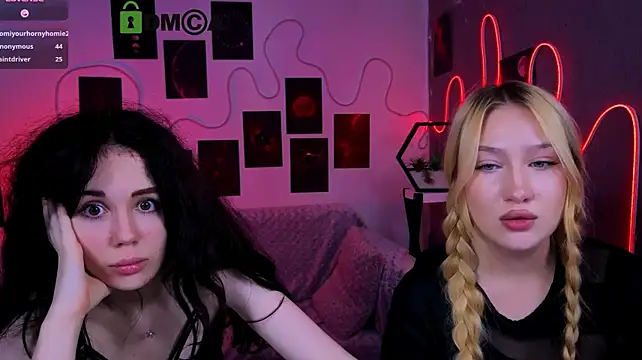 Playful_sophie - show tits 2 girls