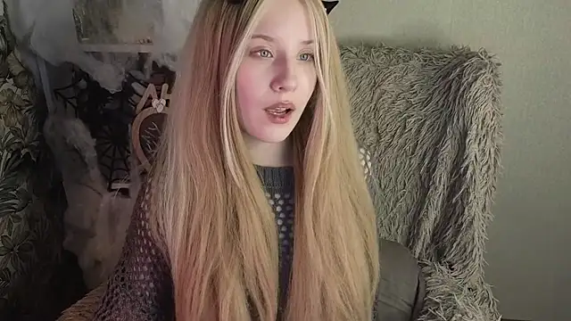 Sarakaell - topless 5 minutes and dance ^^