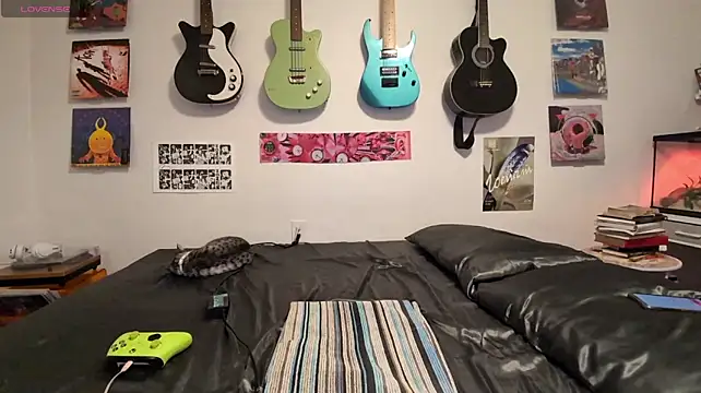 Onlystrings - get naked
