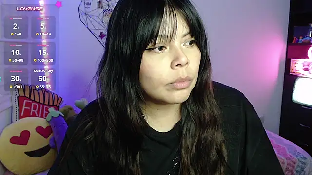 EllieMoonX - mostrar la curva de las tetas