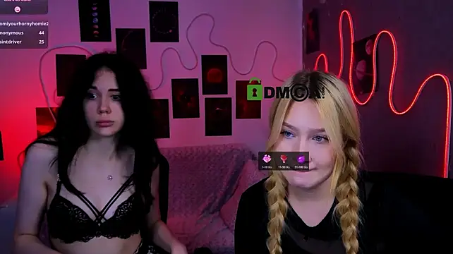 Playful_sophie - show tits 2 girls