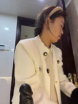 Saozi666 - 完成可选：挤奶水，口交黑鸡吧，黑鸡吧蹭逼，小粉插入M腿，小狗趴、双插票、口叼内裤