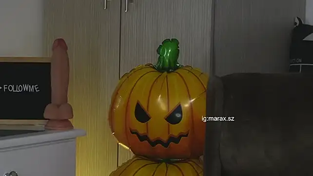 Mara_HugeAss - Rub oil on Ass! 🍑🤤