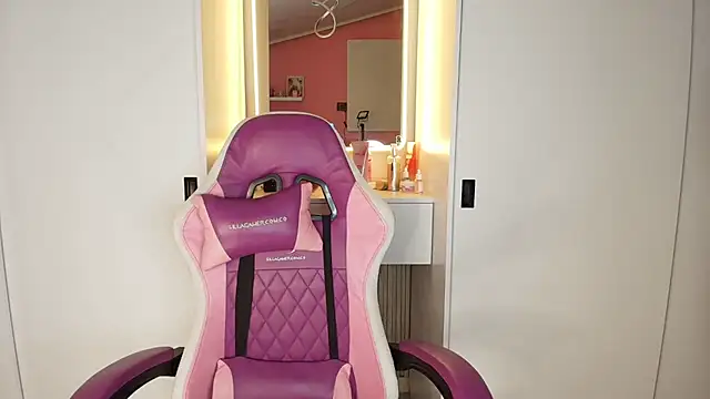 NaomiAmazing01 - He plays with oil on my tits