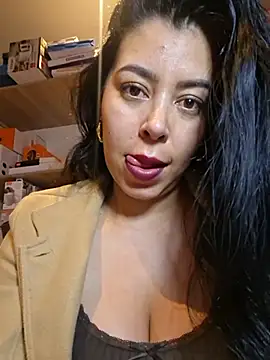 Luianna - Take off your blouse and drool over your