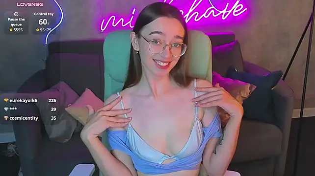 Lucy_Green - playing with the fabric of the shirt