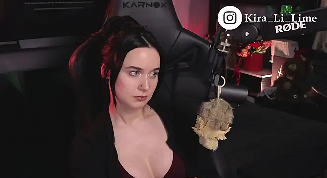KiraLiLime - Breasts in oil with glitter (close angle