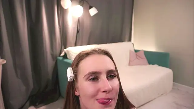 KassandraGerten - 💖Play with my nipples under my bra
