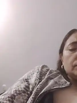 Cachonda69- - Flash titis 🫢 con aceite 😈👙