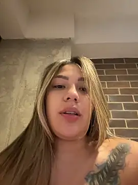 Latina_vanessa - Squats over the camera