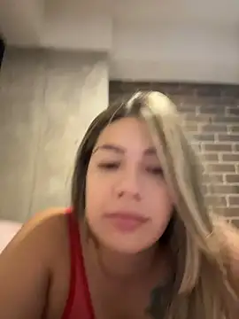 Latina_vanessa - Squats over the camera