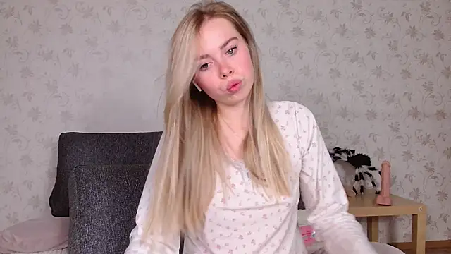 Sofiaa_here - riding a dildo