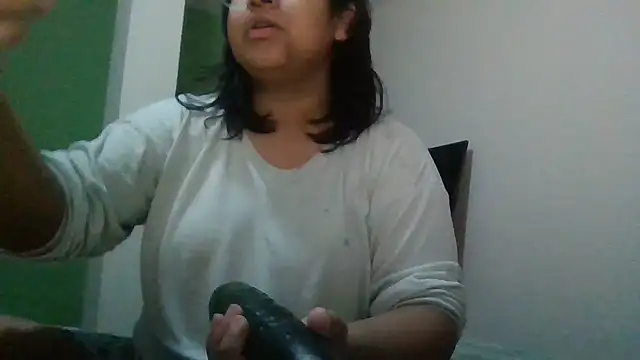 Sarah12333 - Pepino en la pussy