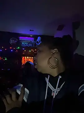 Honeycombhalo - Flash ass in bar