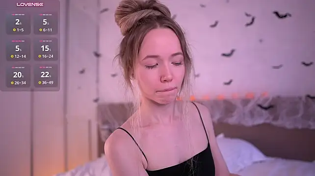 PinkyVenom__ - to show cameltoe close