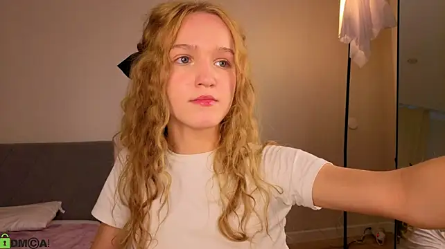 Sue_dream - show legs to camera