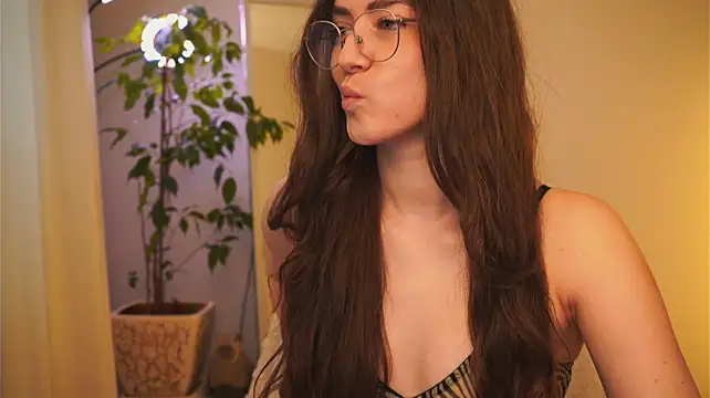 Ester_Hill - Top off+hot pic FLT