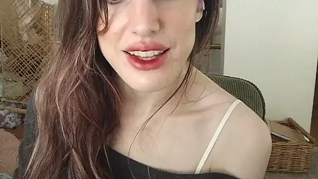 Laetitia_xo - bra tease