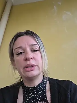 SpicyVicky - Déshabilles moi gros coquin