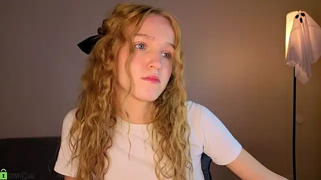 Sue_dream - show legs to camera