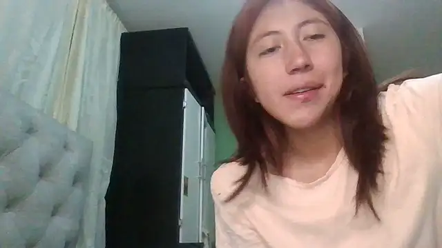 Sarah12333 - Pepino en la pussy