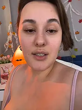 Queen_Monica_ - take off top