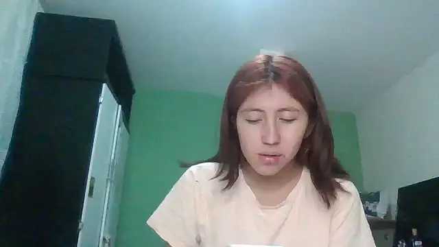 Sarah12333 - Pepino en la pussy