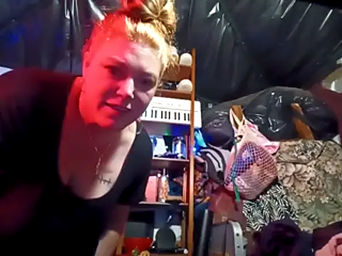BettyandGold - Fuck my pillow