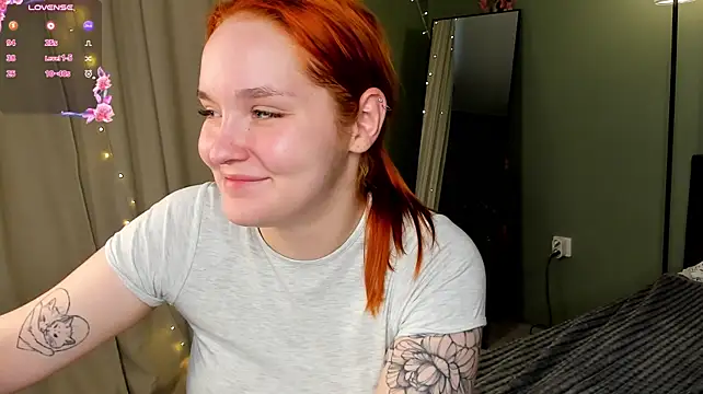 Margo_Blaze - make my tshirt very wet + pinch nipples