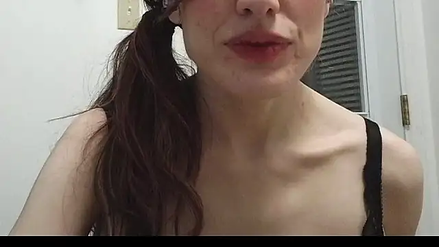 Laetitia_xo - bra tease