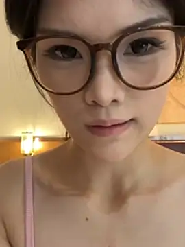 Xiaoyan55 - 主播刚成年，你们不许骗我，你们可以试试慢慢开发主播的另一面。不许提免费要求哦