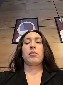 Holly_Play - flash ONE nipple next to people