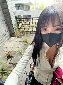 Xiao-Lin - 户外刺激脱内衣漏胸1分钟