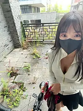 Xiao-Lin - 户外刺激脱内衣漏胸1分钟