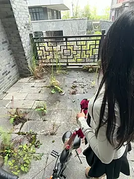 Xiao-Lin - 户外刺激脱内衣漏胸1分钟