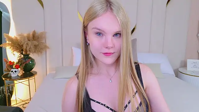 Lili_Lohan - hand bra